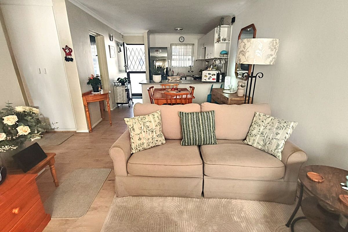 Beautifully Renovated Ground Floor Apartment in a Secure and Well-Maintained Complex - Photo 3