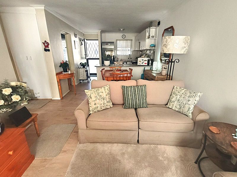 Beautifully Renovated Ground Floor Apartment in a Secure and Well-Maintained Complex - Photo 3