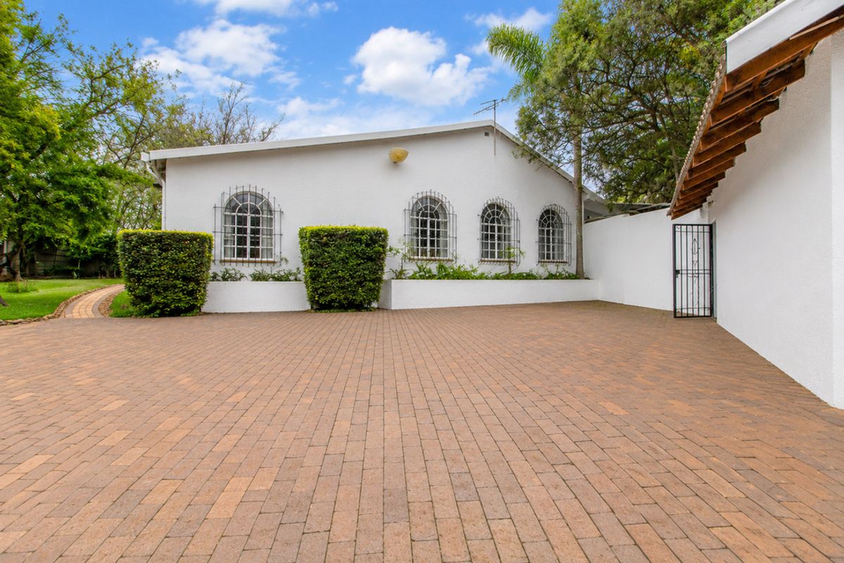 Spacious Family Home with Guest Suite & Flatlet in Prime Blairgowrie Location - Photo 4