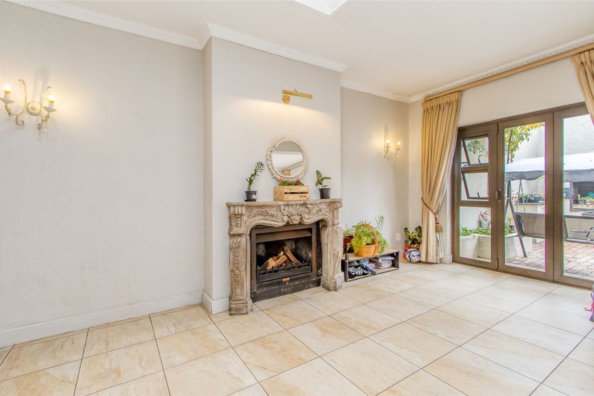 Elegant Double-Storey Townhouse in the Heart of Rosebank - Photo 3