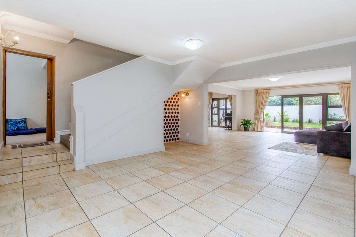 Elegant Double-Storey Townhouse in the Heart of Rosebank - Photo 4