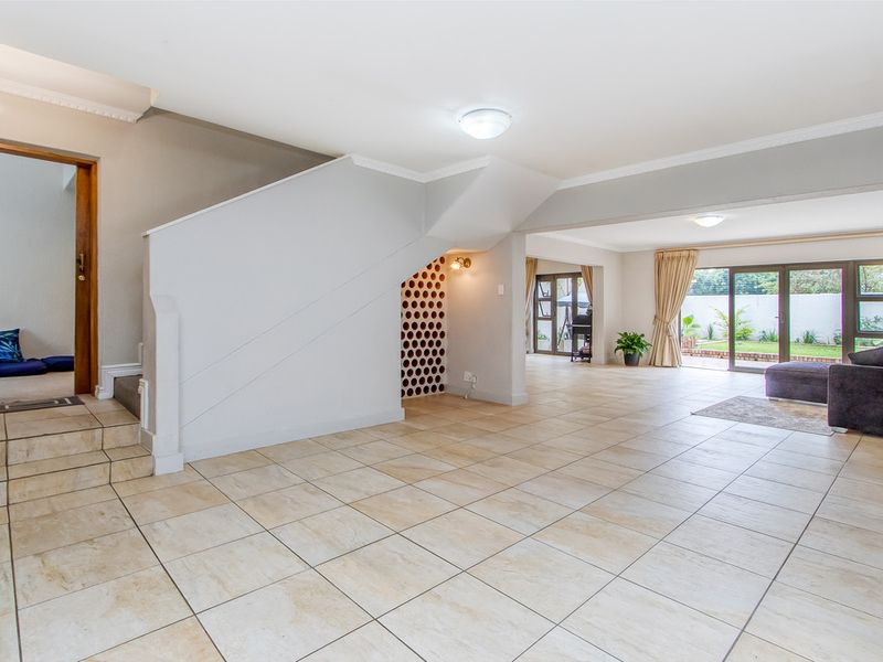 Elegant Double-Storey Townhouse in the Heart of Rosebank - Photo 4