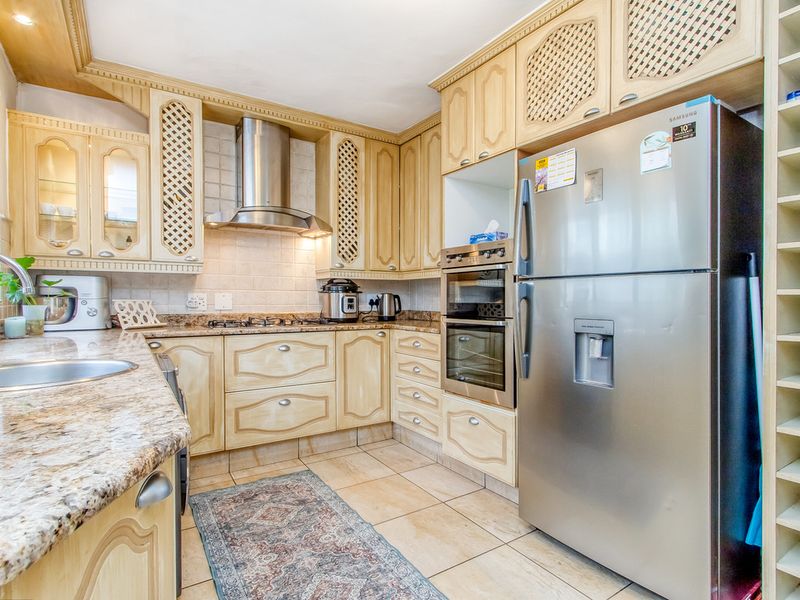 Elegant Double-Storey Townhouse in the Heart of Rosebank - Photo 9