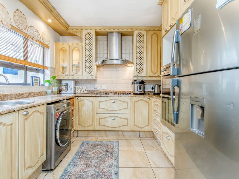 Elegant Double-Storey Townhouse in the Heart of Rosebank - Photo 8