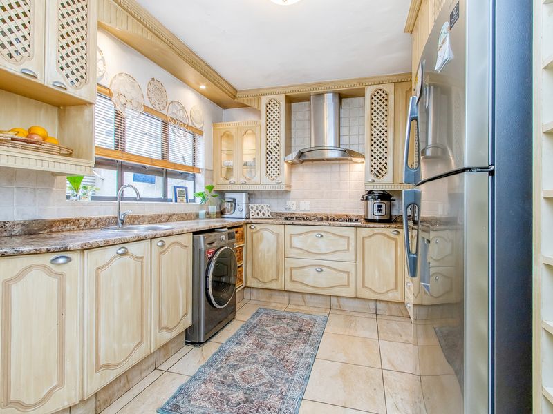 Elegant Double-Storey Townhouse in the Heart of Rosebank - Photo 7
