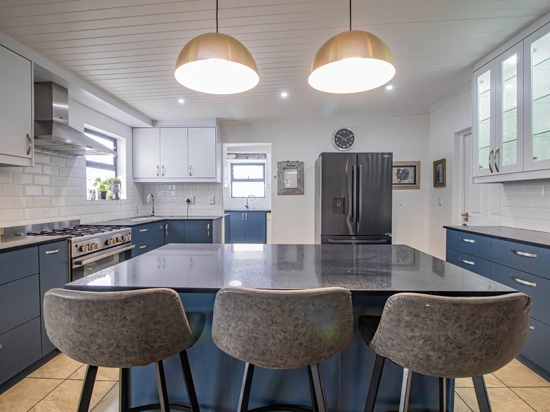 Spacious Coastal Home with Flatlet, Solar Power & Greenbelt Views in Jacobs Bay - Photo 7