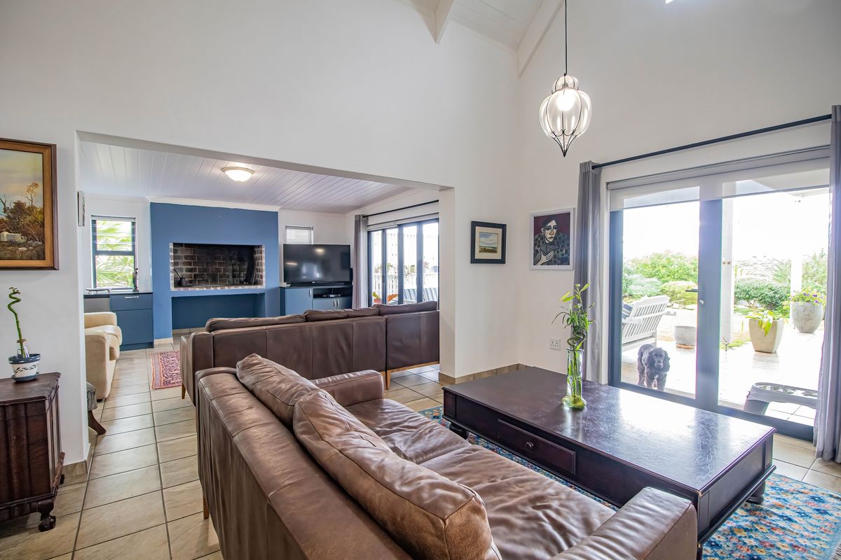 Spacious Coastal Home with Flatlet, Solar Power & Greenbelt Views in Jacobs Bay - Photo 3