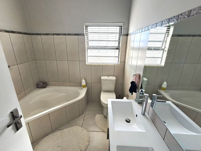 Stop Searching – This Beautifully Maintained Home Ticks Every Box Buyers Are Looking For. - Photo 10