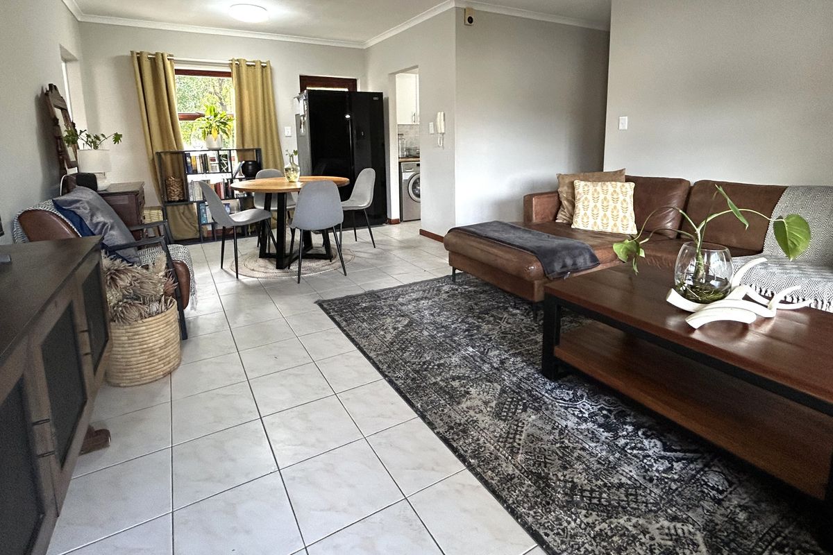 Neat 3 bedroom home in Da Vinci, Twin Palms - Photo 2