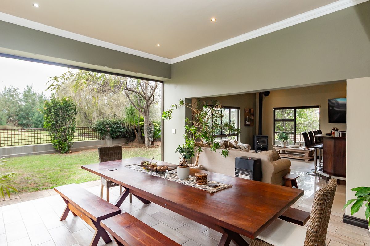 Spectacular Family Home with Beautiful Views - Photo 4