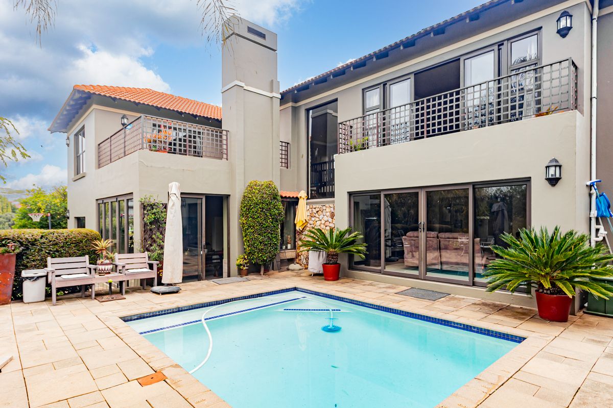 Spectacular Family Home with Beautiful Views - Photo 2