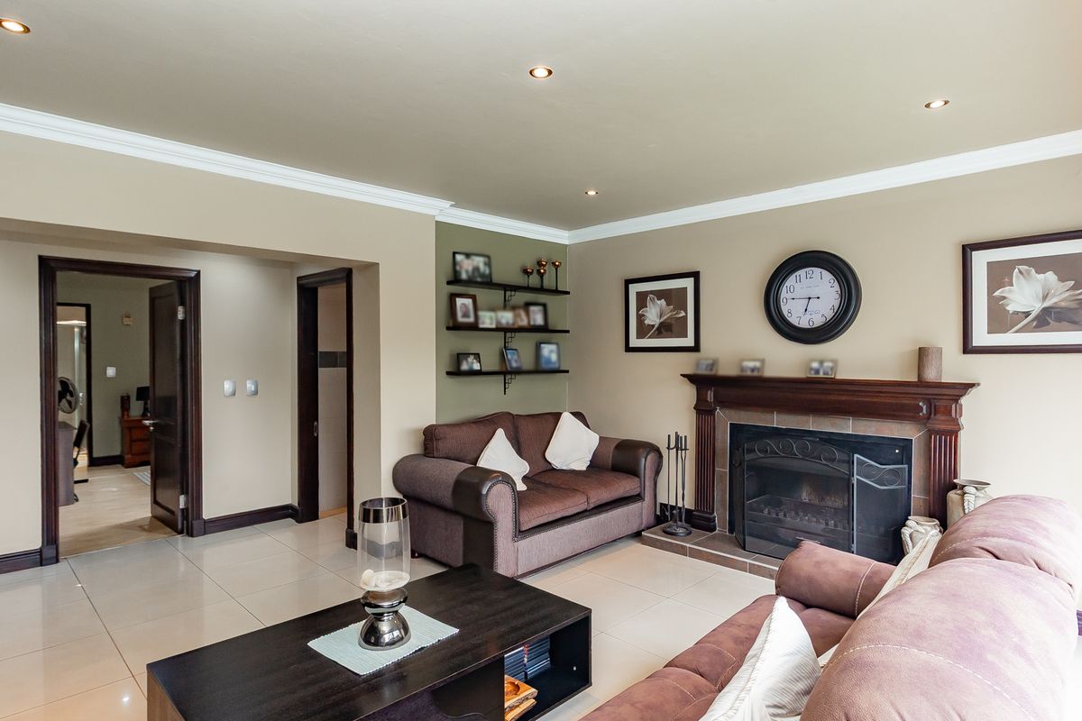 Spectacular Family Home with Beautiful Views - Photo 3