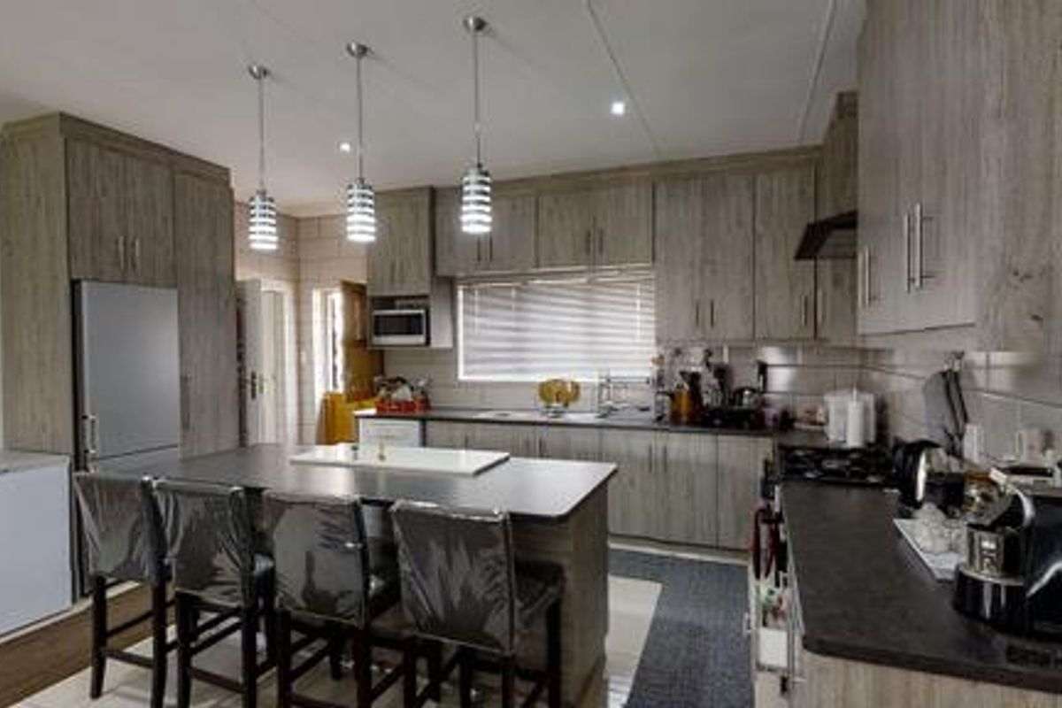 Charming 3-Bedroom Dual-Living Home with Distant Sea Views – Saldanha Bay - Photo 4