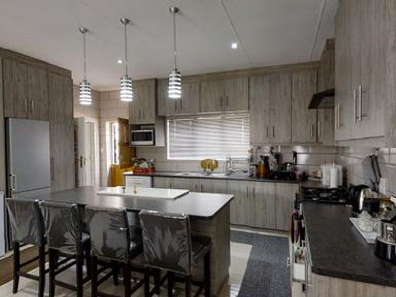 Charming 3-Bedroom Dual-Living Home with Distant Sea Views – Saldanha Bay - Photo 4