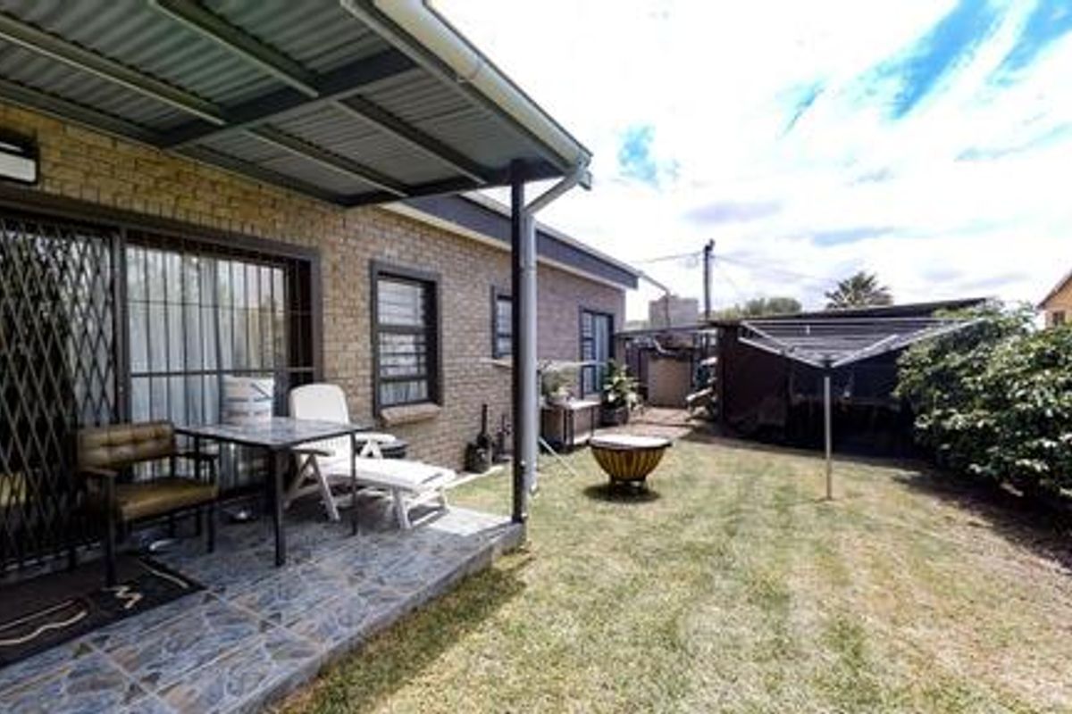 Charming 3-Bedroom Dual-Living Home with Distant Sea Views – Saldanha Bay - Photo 2