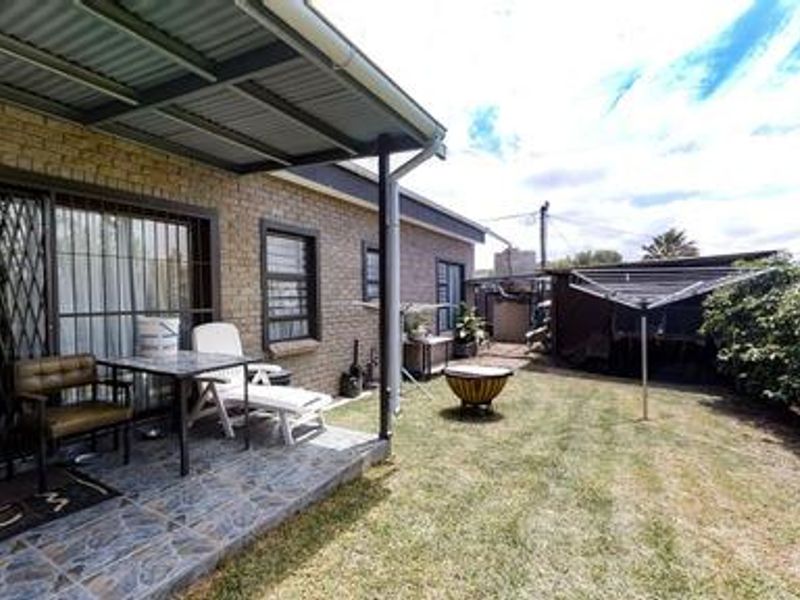 Charming 3-Bedroom Dual-Living Home with Distant Sea Views – Saldanha Bay - Photo 2