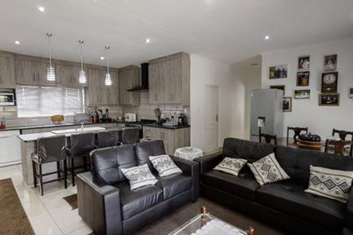 Charming 3-Bedroom Dual-Living Home with Distant Sea Views – Saldanha Bay - Photo 5
