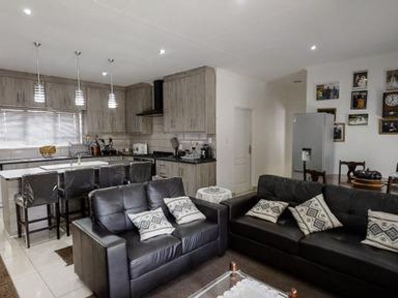 Charming 3-Bedroom Dual-Living Home with Distant Sea Views – Saldanha Bay - Photo 5