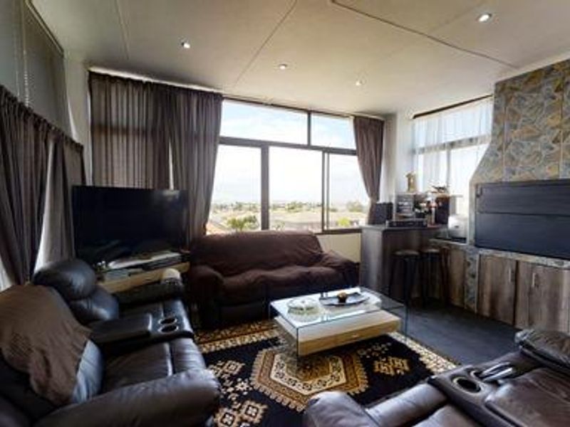 Charming 3-Bedroom Dual-Living Home with Distant Sea Views – Saldanha Bay - Photo 10