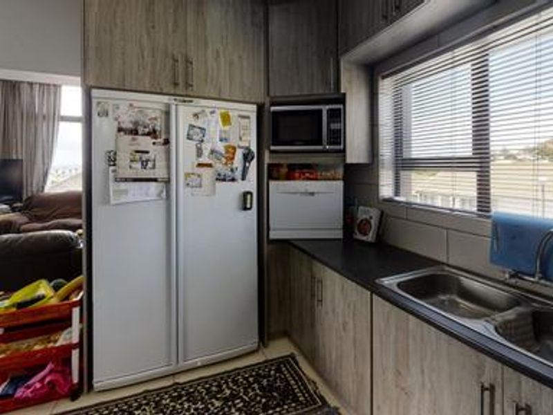 Charming 3-Bedroom Dual-Living Home with Distant Sea Views – Saldanha Bay - Photo 9