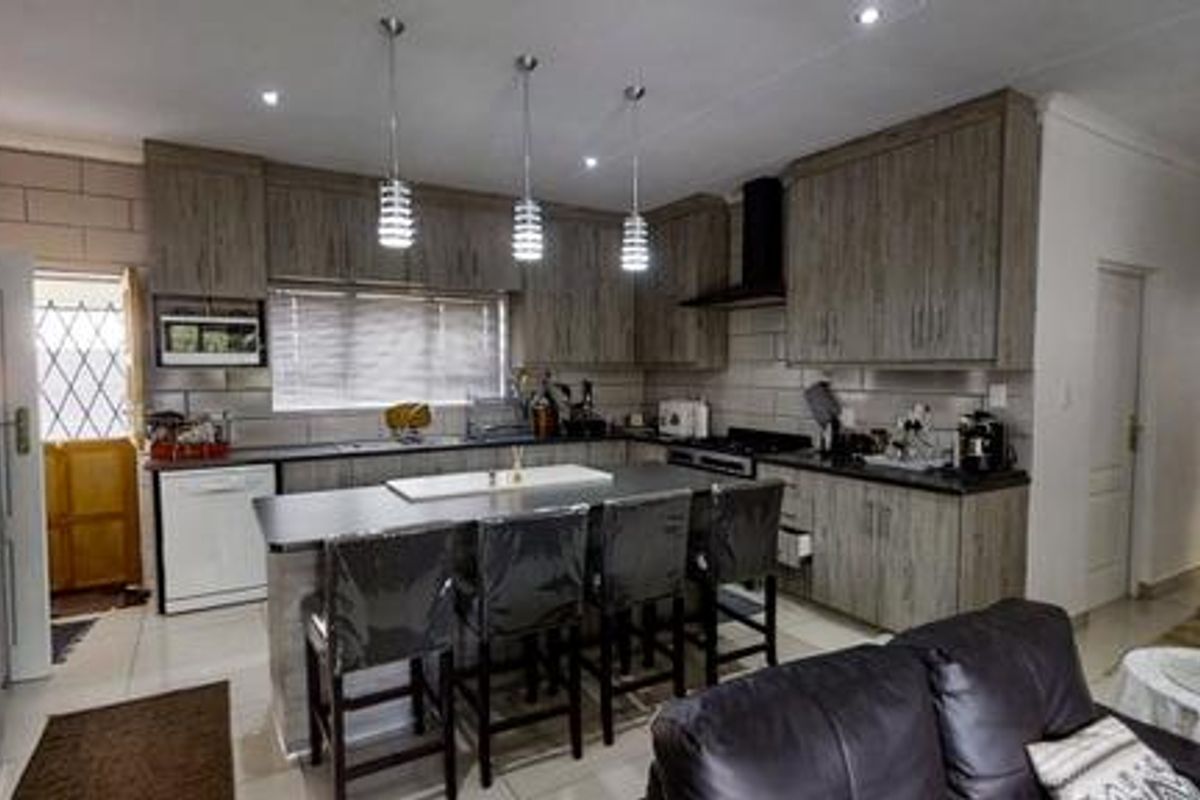 Charming 3-Bedroom Dual-Living Home with Distant Sea Views – Saldanha Bay - Photo 3