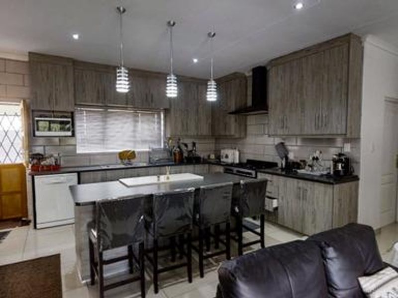 Charming 3-Bedroom Dual-Living Home with Distant Sea Views – Saldanha Bay - Photo 3