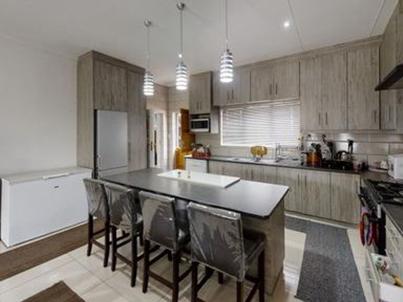 Charming 3-Bedroom Dual-Living Home with Distant Sea Views – Saldanha Bay - Photo 8