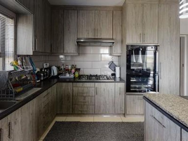 Charming 3-Bedroom Dual-Living Home with Distant Sea Views – Saldanha Bay - Photo 7