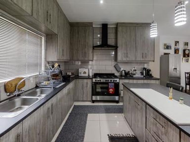 Charming 3-Bedroom Dual-Living Home with Distant Sea Views – Saldanha Bay - Photo 6