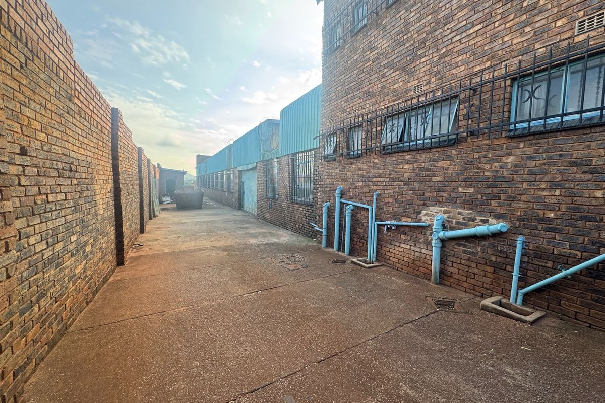Prime Industrial Warehouse & Office Facility – Flexible Multi-Tenant Opportunity - Photo 4