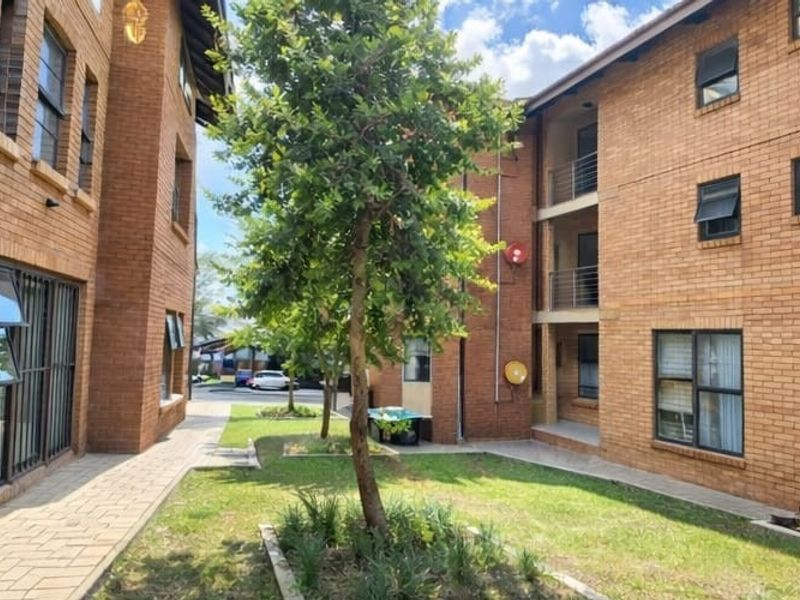 2-Bedroom, 2-Bathroom Apartment – Fairways, Summerfields Estate, Kosmosdal - Photo 2