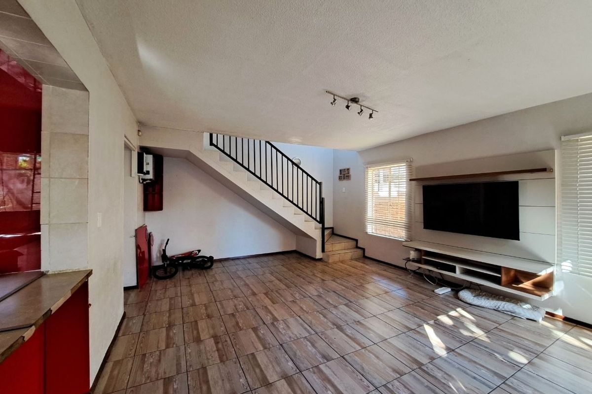 3-Bedroom Duplex in Heuwelsig Estate - Photo 3