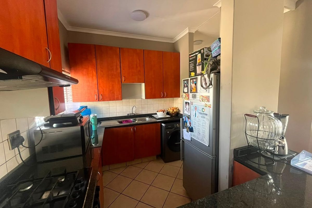 Spacious 2-Bedroom Loft Apartment with Balcony & Braai Area - Photo 5