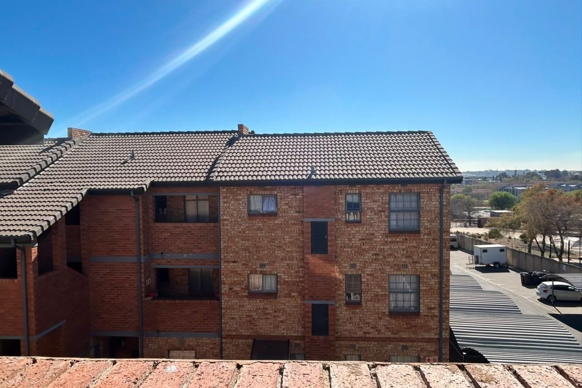 Modern 2-Bedroom Apartment for Sale in San Ridge Heights – R800,000 - Photo 4