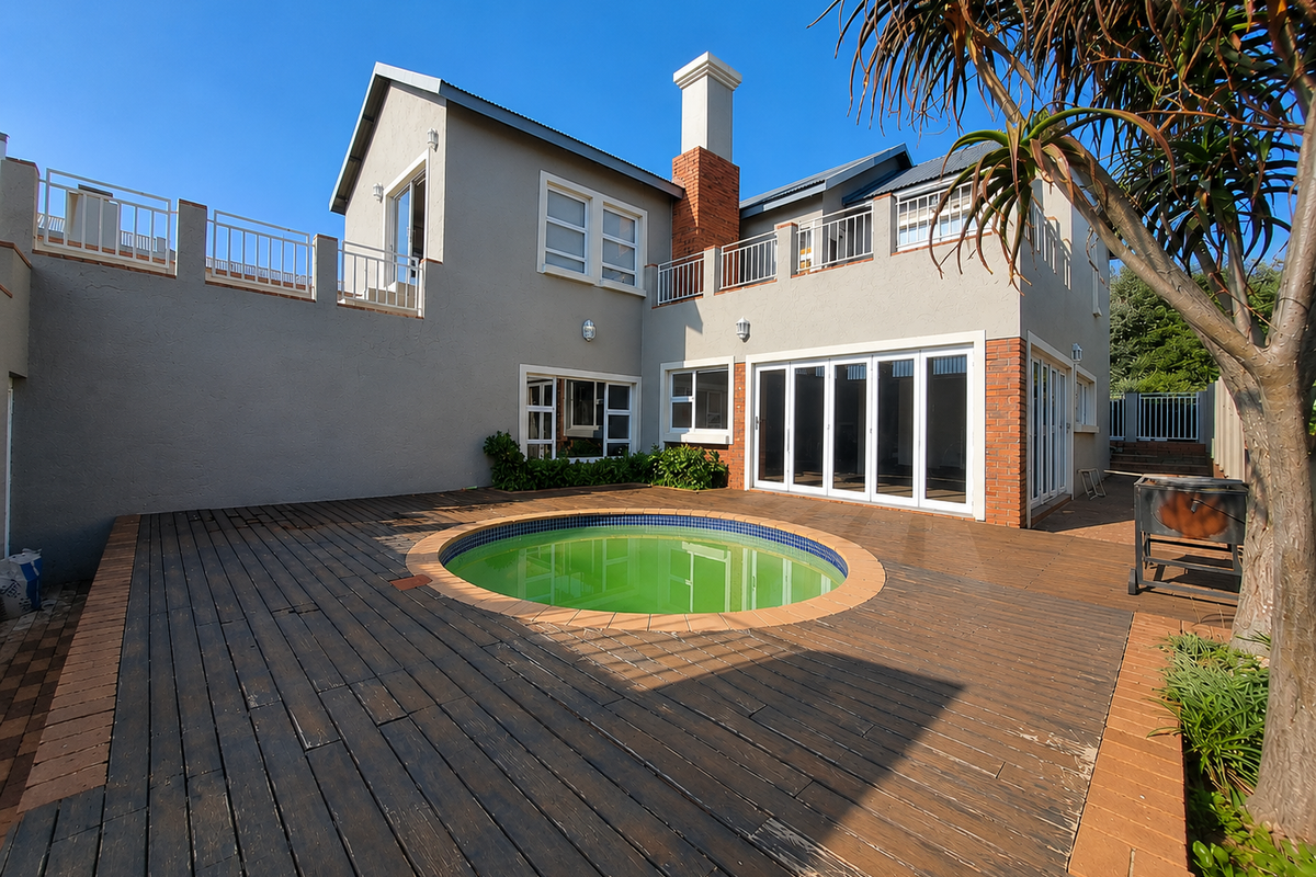 Spacious Family Home in Heritage Hill Estate with Pool & Versatile Living Spaces - Photo 3