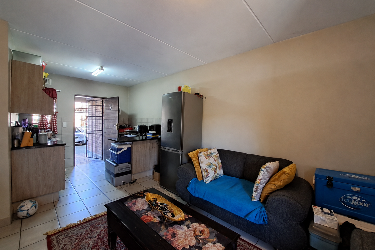 Secure Ground Floor Apartment - Photo 4