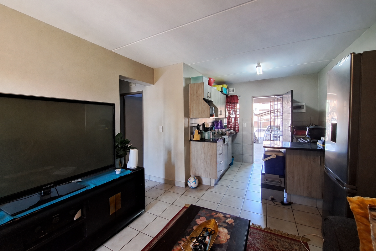 Secure Ground Floor Apartment - Photo 2