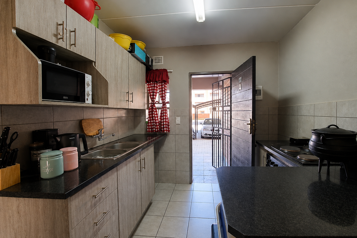 Secure Ground Floor Apartment - Photo 5