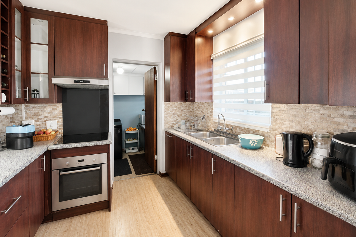 Move-In Ready 3-Bedroom Townhouse with Excellent Parking & Flexible Extra Space - Photo 4