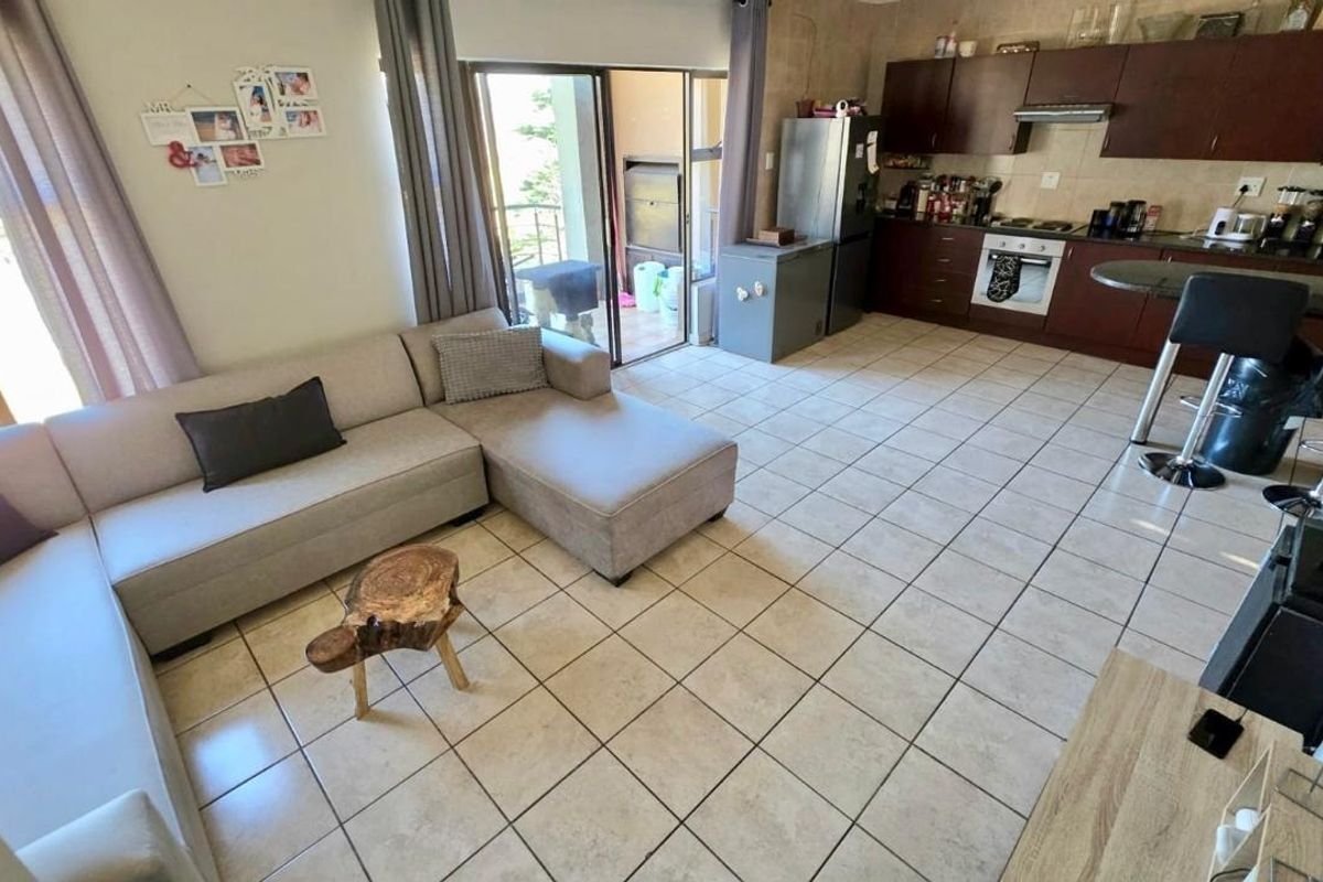 Stunning 2-Bedroom Apartment in a Secure Estate overlooking the Golf course - Photo 2