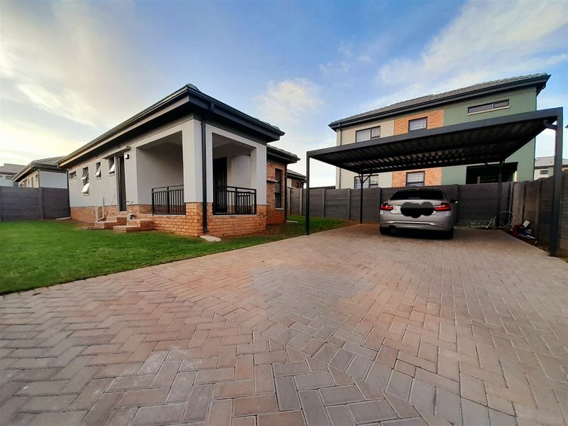 Suburb Location!!! - Photo 1