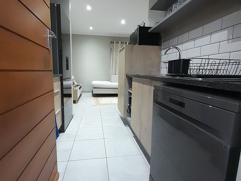 Suburb Location!!! - Photo 4
