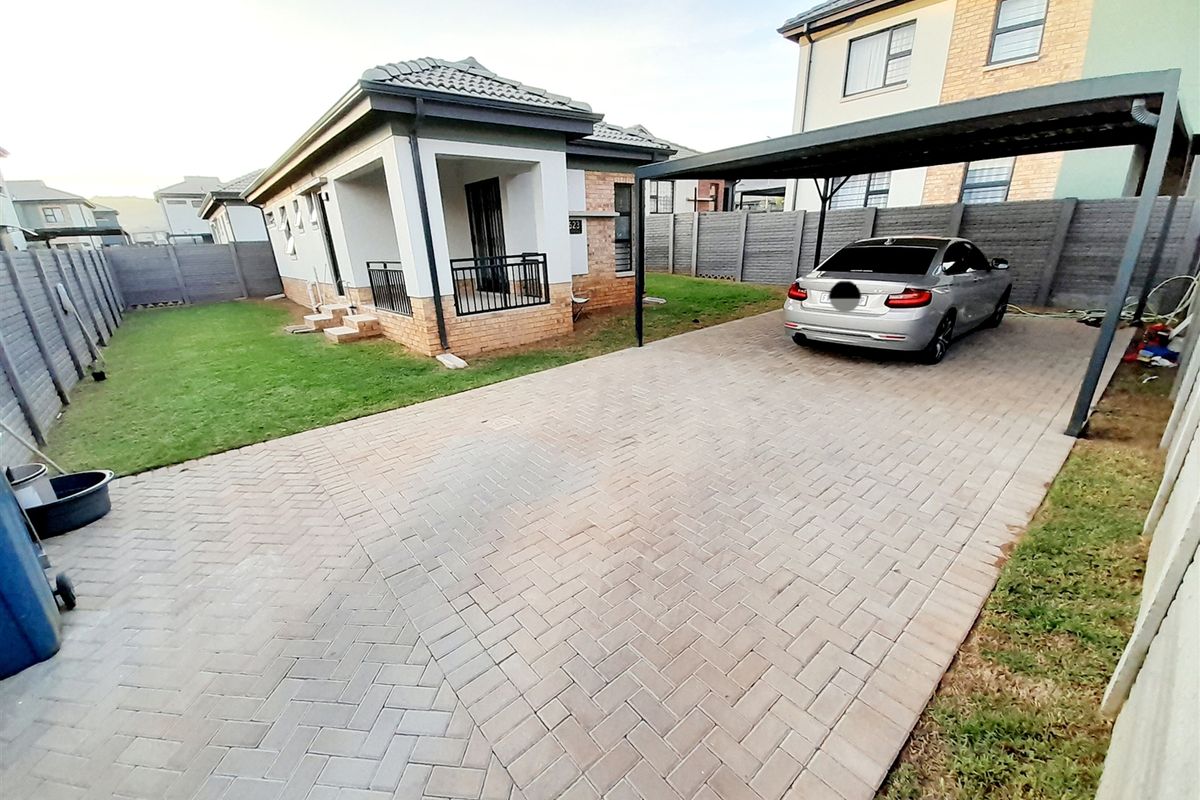 Suburb Location!!! - Photo 2
