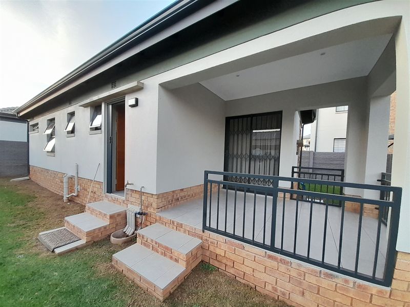 Suburb Location!!! - Photo 3