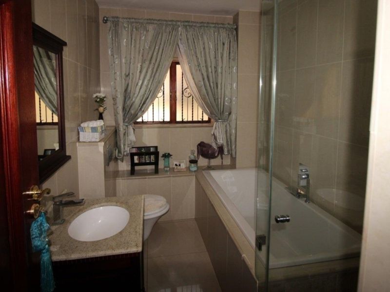 Multi-Level House in Florauna - An Entertainer's Dream! - Photo 10