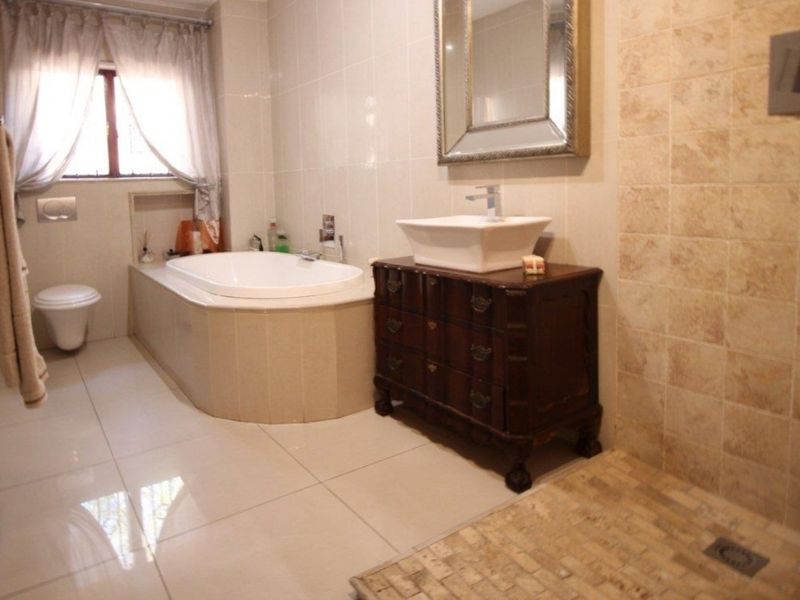 Multi-Level House in Florauna - An Entertainer's Dream! - Photo 9