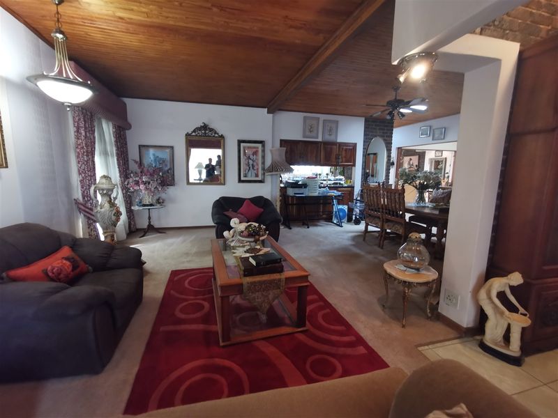 Family Home in Florauna - Photo 9