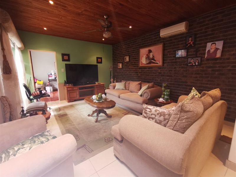 Family Home in Florauna - Photo 6