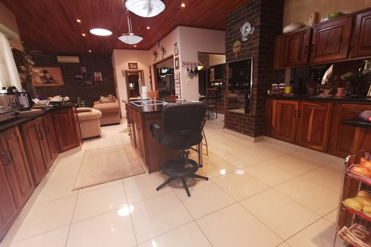 Family Home in Florauna - Photo 4