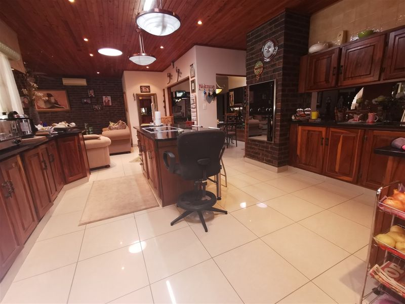Family Home in Florauna - Photo 4